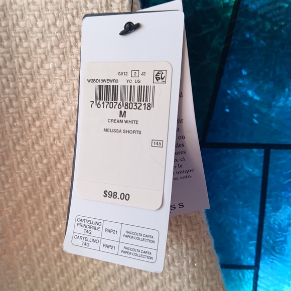 Guess ladies shorts - Picture 2 of 9